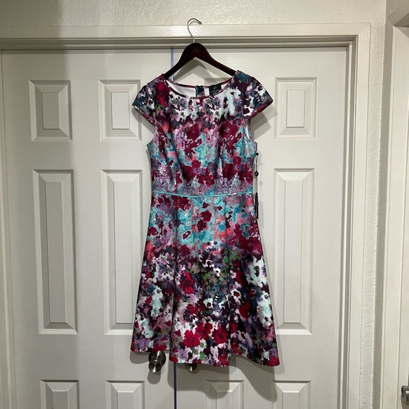 NEW ADRIANNA PAPELL MULITI AQUA FLORAL SCUBA FIT/FLATE DRESS - Picture 2 of 11